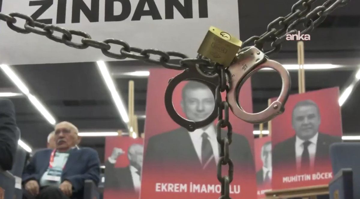 CHP’nin kurultay salonunda zincir ve kelepçeler