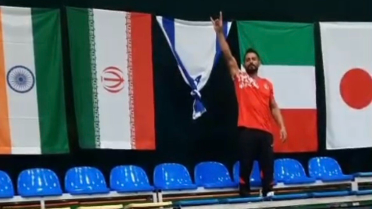 Dünya üçüncüsü oldu: İsrail bayrağına düğüm attı Dünya üçüncüsü oldu: İsrail bayrağına düğüm attı