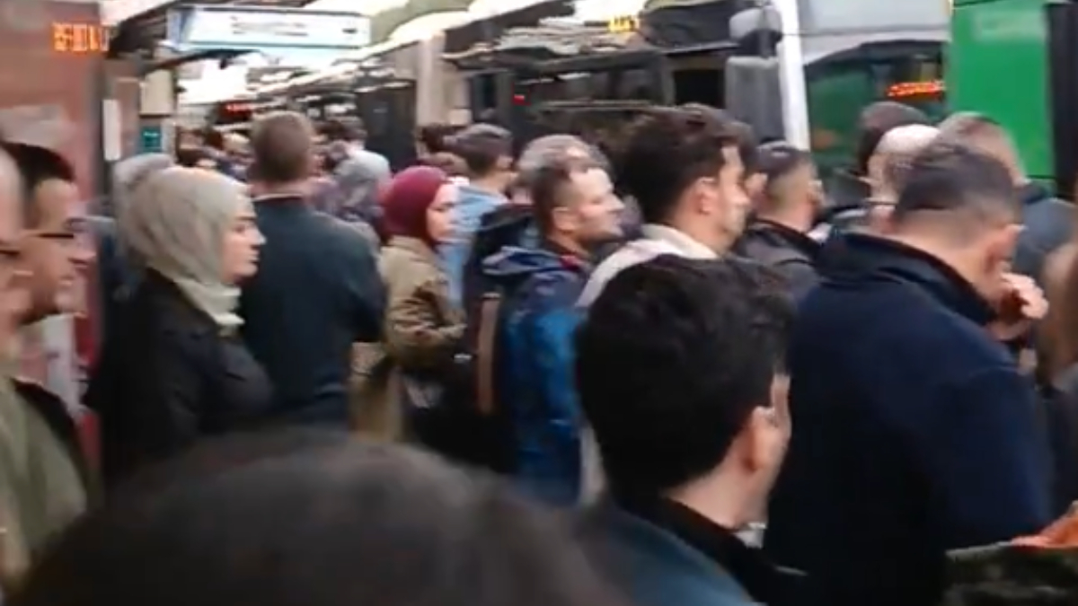 İstanbul’da metrobüs arızası vatandaşı isyan ettirdi İstanbul’da metrobüs arızası vatandaşı isyan ettirdi