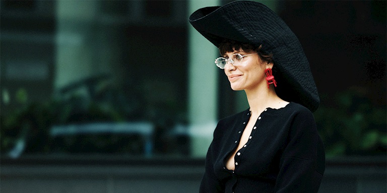 New York Moda Haftası: Sokak Görünümlerinde Göze Çarpan Şapkalar New York Moda Haftası: Sokak Görünümlerinde Göze Çarpan Şapkalar