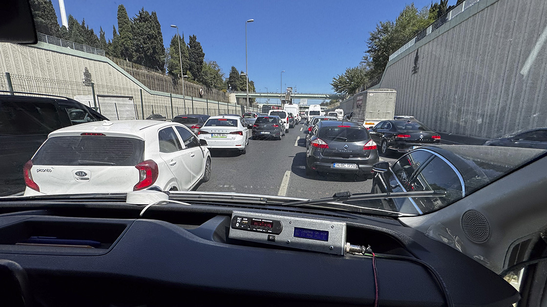 İstanbul’da yeni uygulama… Sürücülere radyo frekansı üzerinden uyarı yapılacak: Lütfen ambulansa yol verin