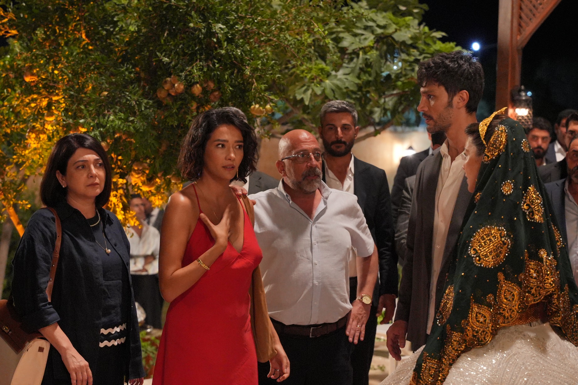 Halef: Köklerin Çağrısı 1. Bölümüyle sezon açılışını bomba gibi yaptı! Melek, Serhat ve Yıldız’ın düğününü bastı!