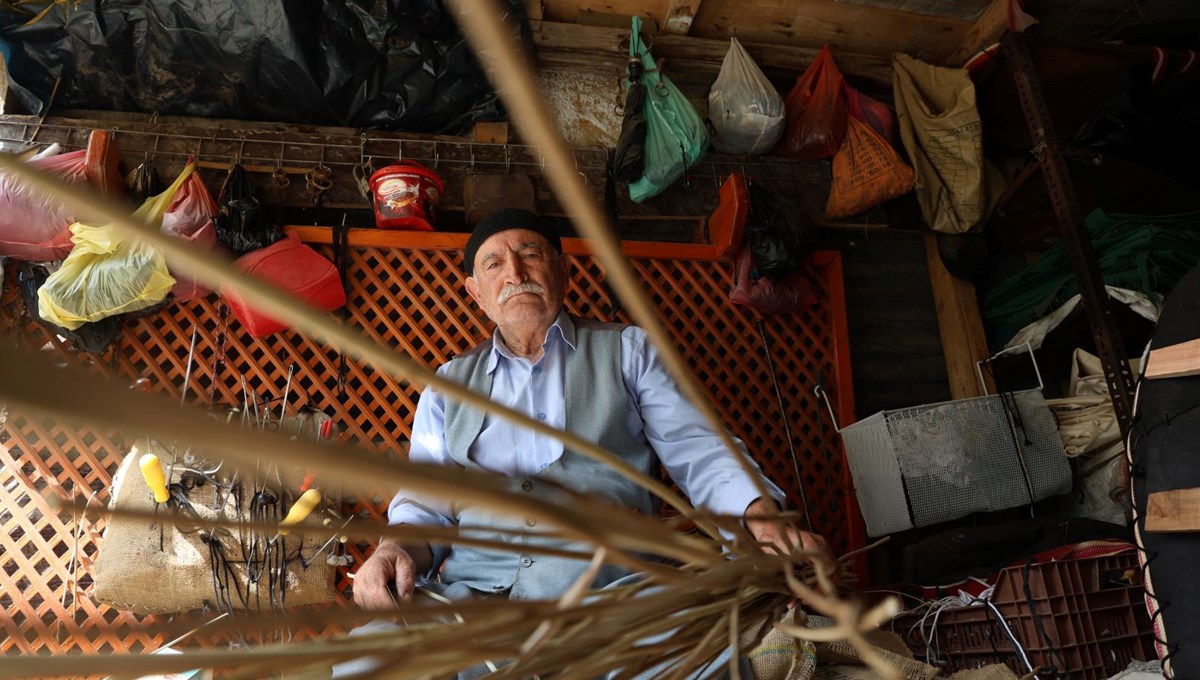 Unutulmaya yüz tutmuştu: 77 yaşındaki usta semerciliği makinayla sürdürüyor Unutulmaya yüz tutmuştu: 77 yaşındaki usta semerciliği makinayla sürdürüyor