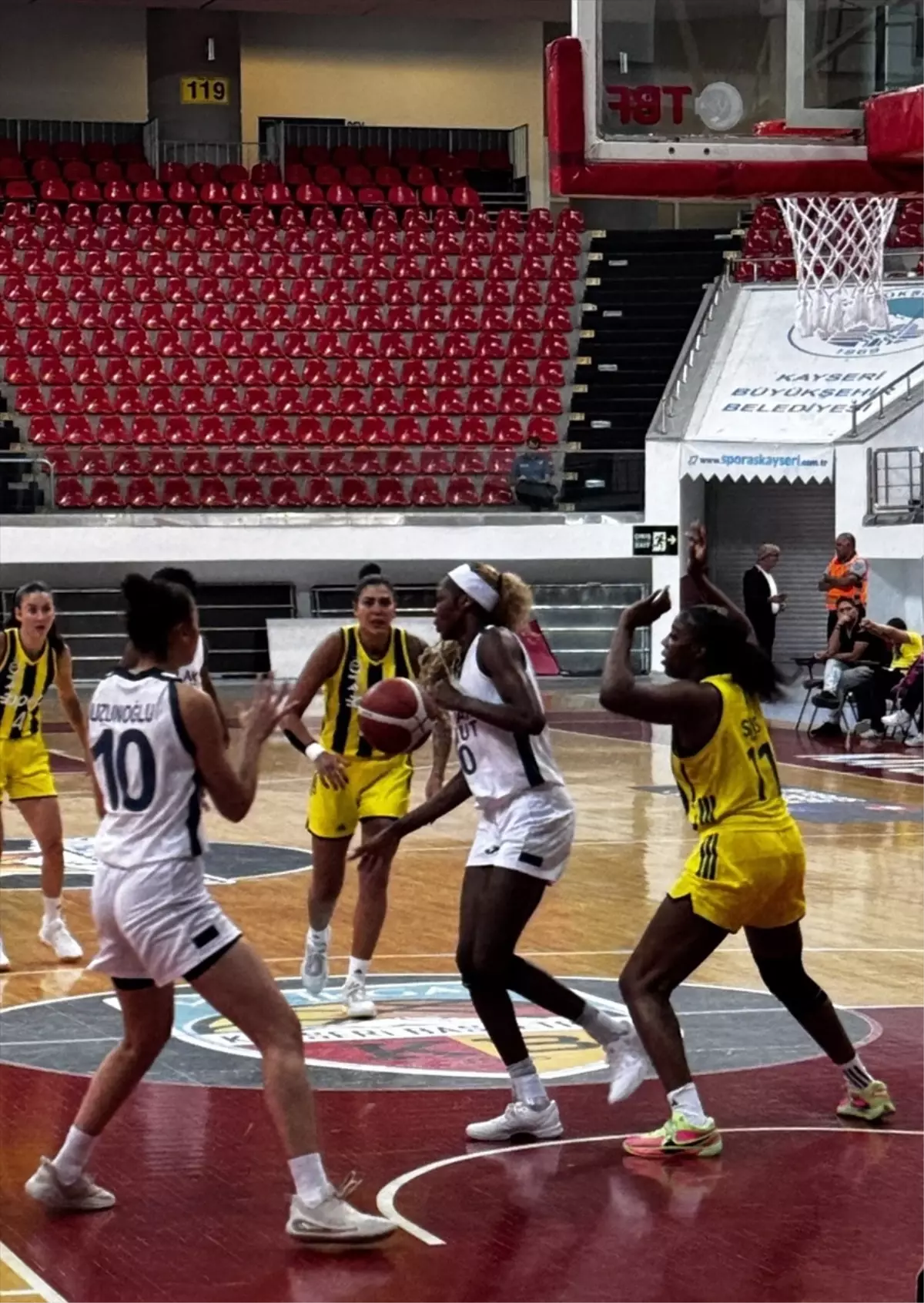 Emlak Konut, Fenerbahçe Opet’i Mağlup Etti Emlak Konut, Fenerbahçe Opet’i Mağlup Etti