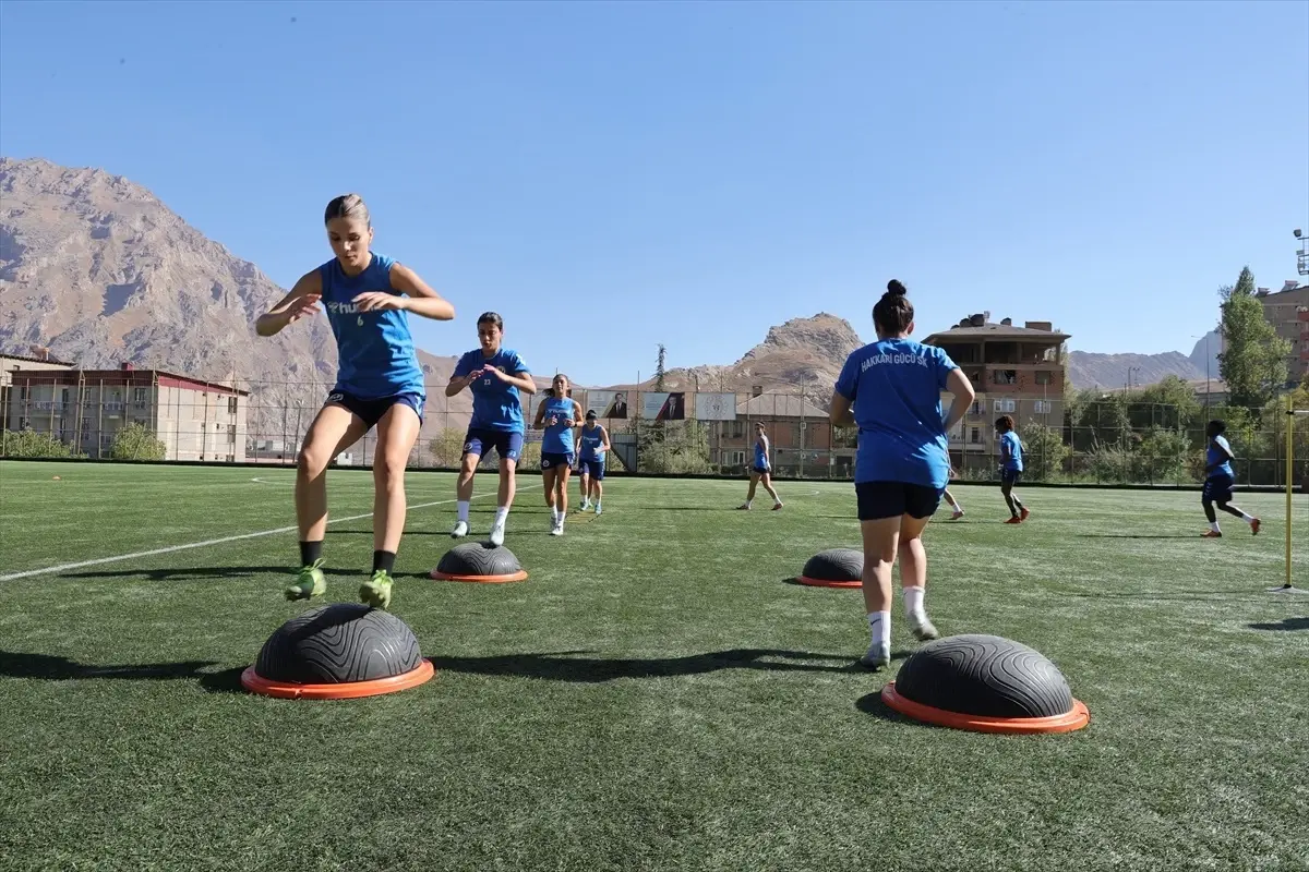 Hakkarigücü Kadın Futbol Takımı Yeni Sezona İddialı Girdi Hakkarigücü Kadın Futbol Takımı Yeni Sezona İddialı Girdi