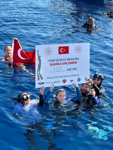 ŞAHİKA ERCÜMEN DÜNYA REKORUNU KIRDI!