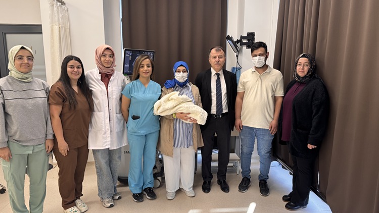 Eli ve ayakları gelişmeyen bebeğe anne karnında müdahale