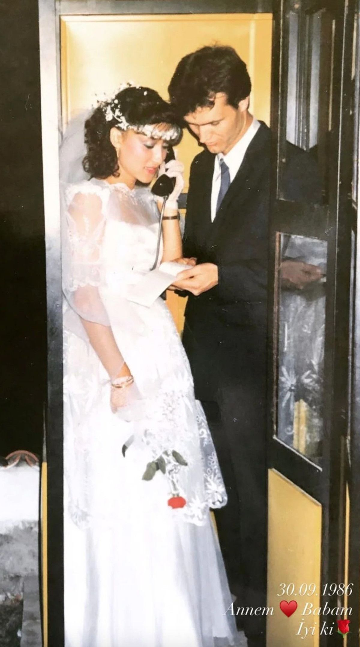 Oyuncu Hakan Kurtaş takipçilerini geçmişe götürdü: “İyi ki annem ve babam”