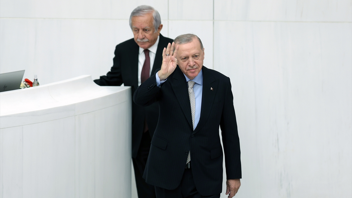 Cumhurbaşkanı Erdoğan, TBMM’nin 4’üncü yasama yılı açılışında ayakta alkışlandı Cumhurbaşkanı Erdoğan, TBMM’nin 4’üncü yasama yılı açılışında ayakta alkışlandı