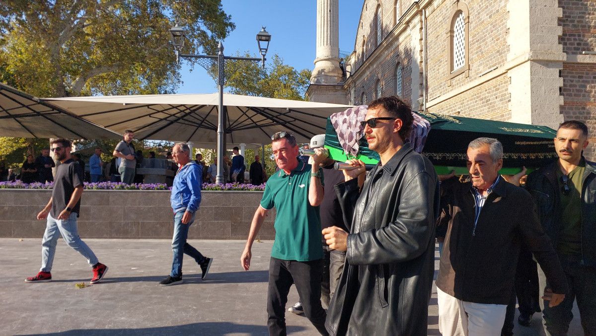 Oyuncu Uraz Kaygılaroğlu’nun acı günü: 82 yaşında babaannesini kaybetti Oyuncu Uraz Kaygılaroğlu’nun acı günü: 82 yaşında babaannesini kaybetti