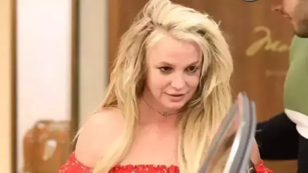 Dünyaca ünlü şarkıcı Britney Spears merdivenlerden düştü! Dünyaca ünlü şarkıcı Britney Spears merdivenlerden düştü!