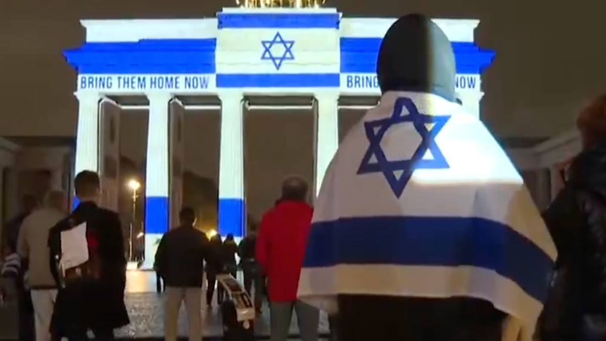 Almanya’da İsrail protestolarında sert müdahale: Brandenburg Kapısı’na İsrail bayrağı yansıtıldı Almanya’da İsrail protestolarında sert müdahale: Brandenburg Kapısı’na İsrail bayrağı yansıtıldı