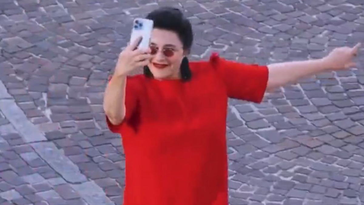 Esra Dermancıoğlu, Türkiye’den ayrılarak Fransa’ya yerleştiğini duyurdu Esra Dermancıoğlu, Türkiye’den ayrılarak Fransa’ya yerleştiğini duyurdu