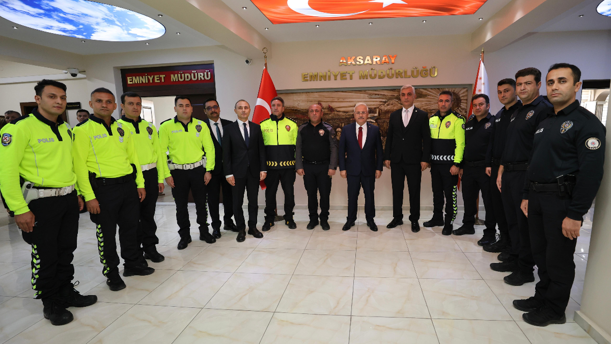 Aksaray’da ‘Valiyi arayacağım’ diyen alkollü sürücüye işlem yapan polislere başarı belgesi