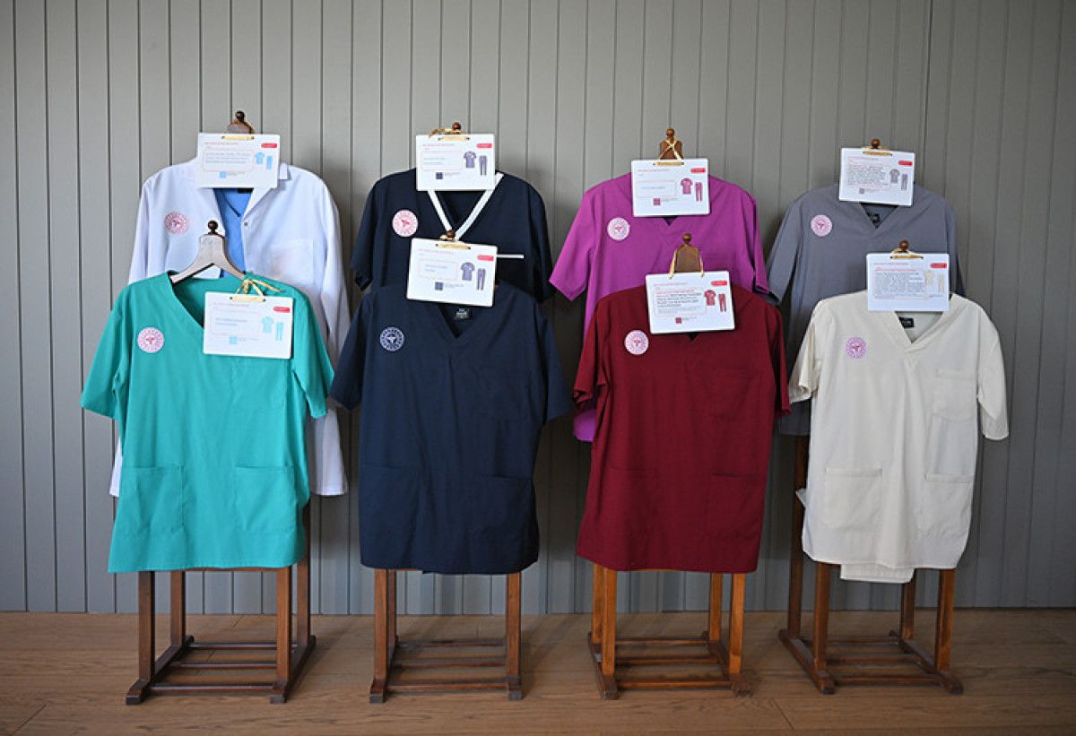 Sağlık Bakanlığı’ndan kıyafet düzenlemesi: Ebeler mürdüm, hemşireler lacivert giyecek