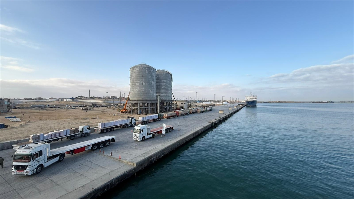 Türkiye’nin 17. ‘İyilik Gemisi’ndeki yardım malzemelerinin indirme işlemleri tamamlandı