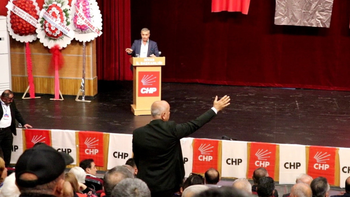 CHP Sivas İl Kongresi’nde ‘etek’ krizi: Yapay zekayla etek giydirildi