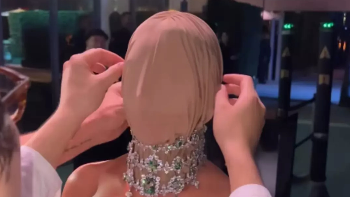 Kim Kardashian gala tarzıyla herkesi şaşırttı! Yüzünü tamamen kapattı