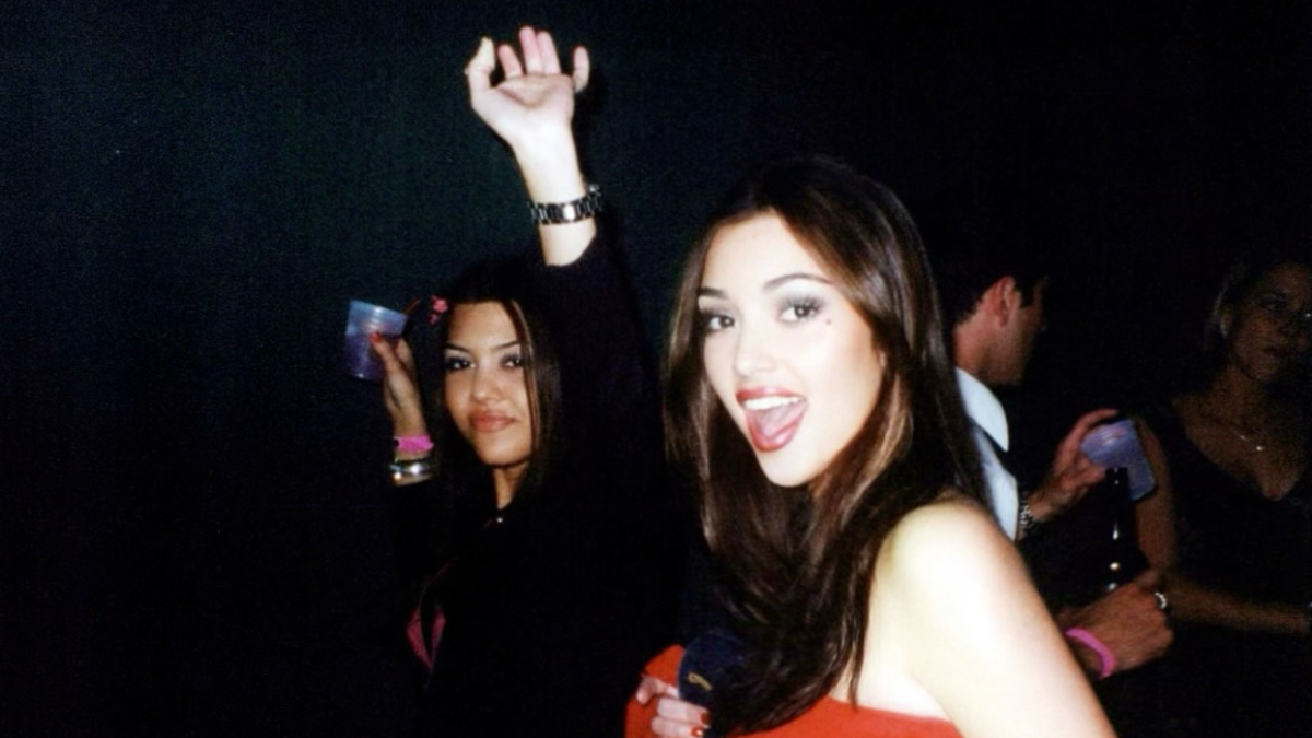 Nostaljik fotoğraf! Kourtney Kardashian, Kim Kardashian’ın 45. yaşını kutladı Nostaljik fotoğraf! Kourtney Kardashian, Kim Kardashian’ın 45. yaşını kutladı