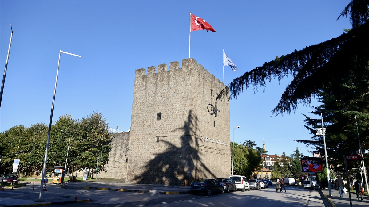 Tarihi Zağnos Burcu, 29 yıldır kütüphane olarak hizmet veriyor