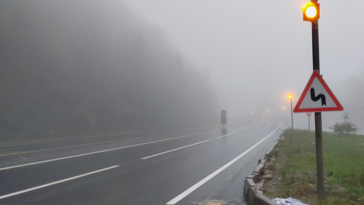 Bolu Dağı’nda sağanak ve sis görüş mesafesini düşürdü Bolu Dağı’nda sağanak ve sis görüş mesafesini düşürdü