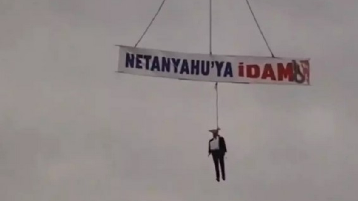 Trabzon’da ‘Netanyahu’ya idam’ yazılı manken sallandırıldı Trabzon’da ‘Netanyahu’ya idam’ yazılı manken sallandırıldı