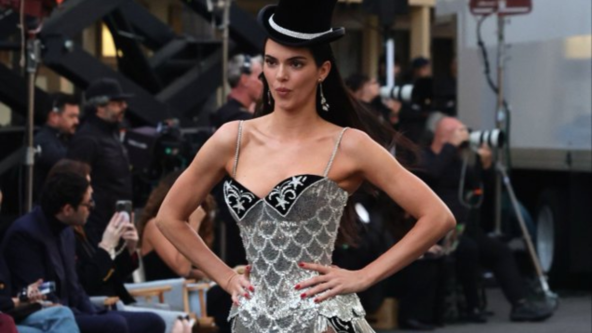 Justin Bieber eşi ve eski sevgilisiyle konserde! Görüntüler yine gündem oldu