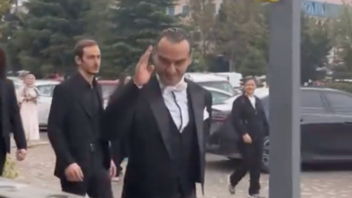 Kocaeli’de Atatürk makyajı yapılmış kişiye denk gelen genç: Oha Atatürk geçiyor