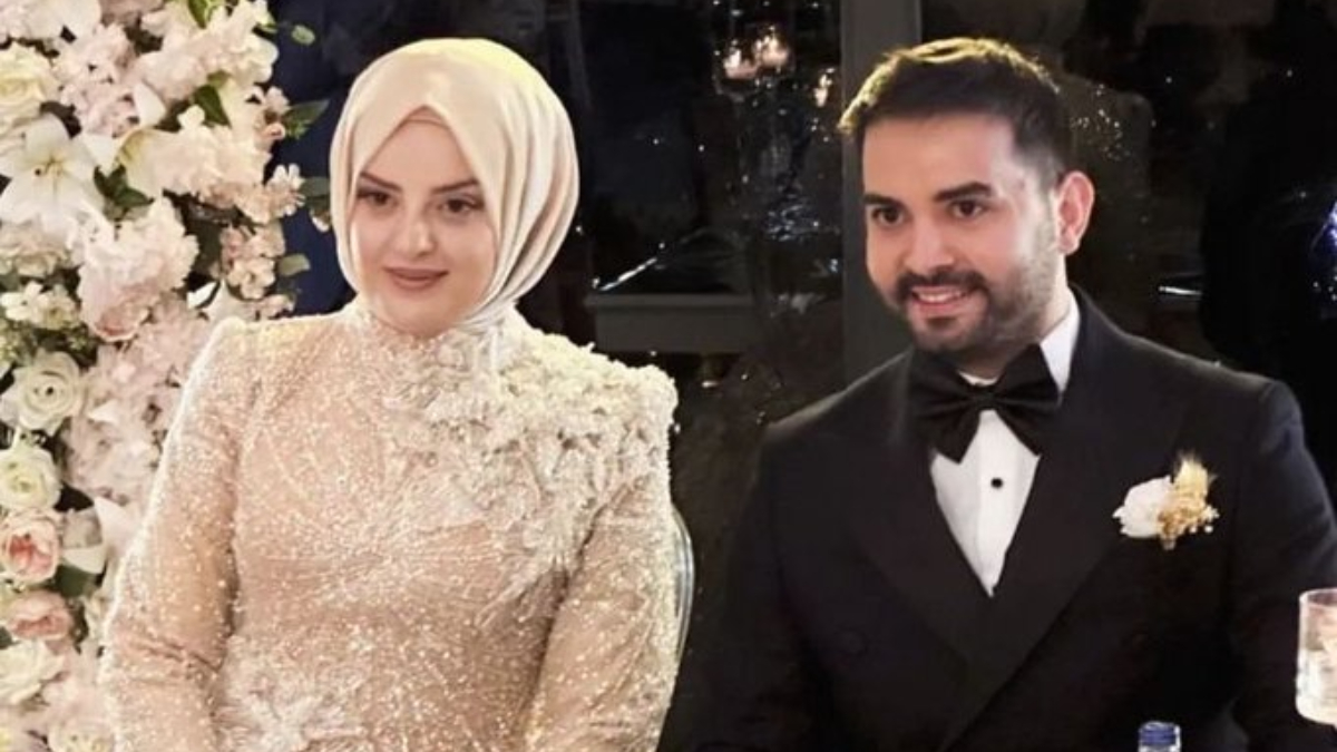 Kadir Ezildi’den eşine 3 milyon TL’lik hediye! Arabayı elleriyle yıkadı Kadir Ezildi’den eşine 3 milyon TL’lik hediye! Arabayı elleriyle yıkadı