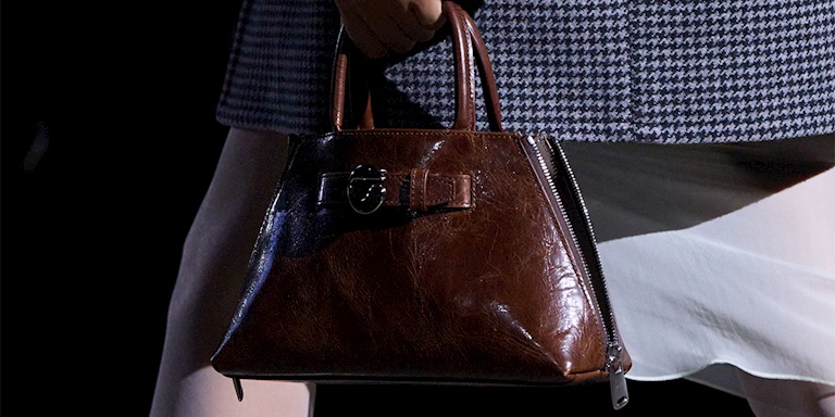 Bu Sonbahar Radarınıza Girecek Eskitilmiş Deri Çantalar Bu Sonbahar Radarınıza Girecek Eskitilmiş Deri Çantalar