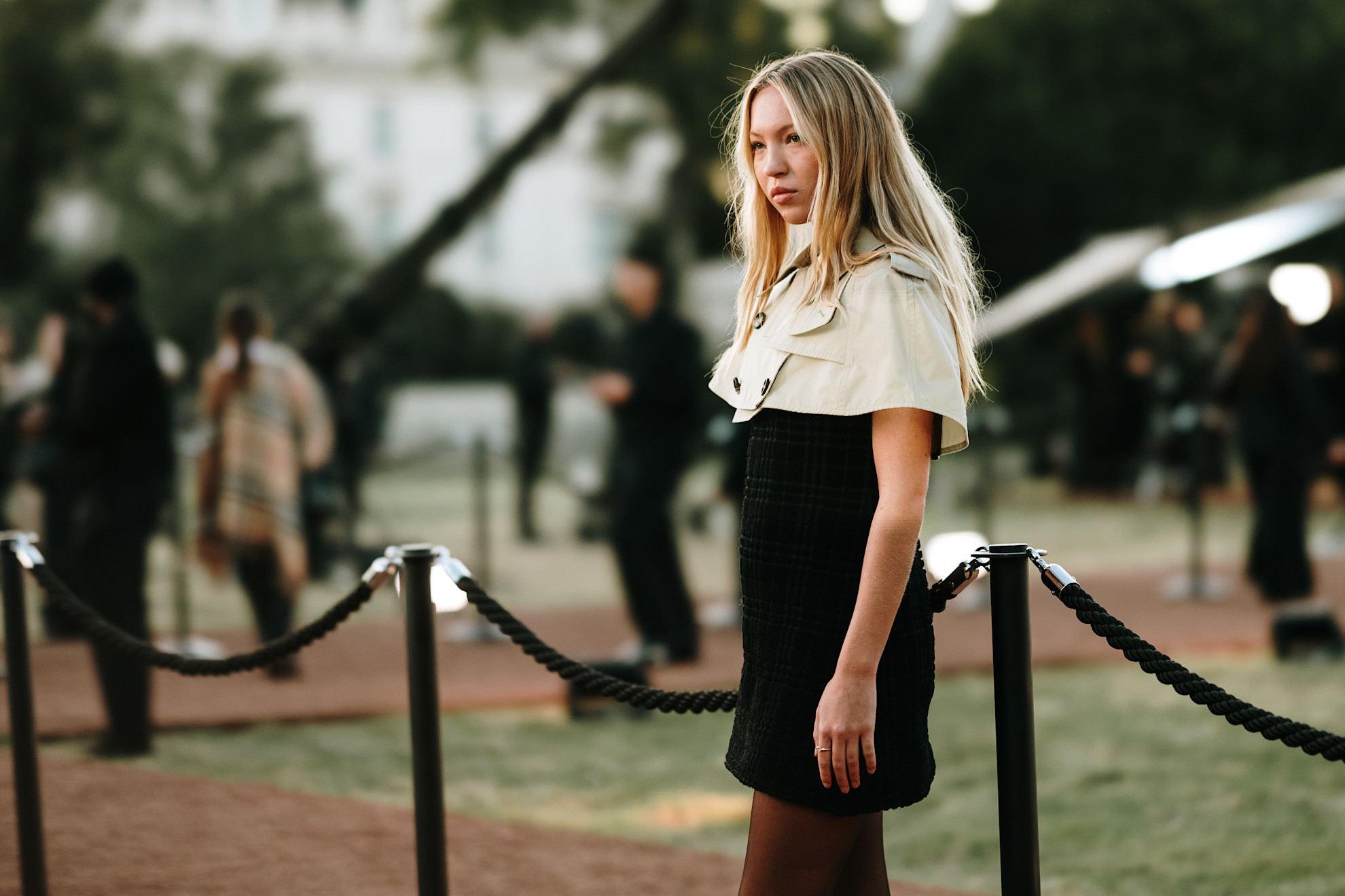 Pelerin Formu ile Güçlü Siluetler