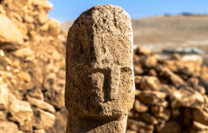 Karahantepe’de İnsan Yüzlü T Biçimli Dikilitaş Bulundu Karahantepe’de İnsan Yüzlü T Biçimli Dikilitaş Bulundu