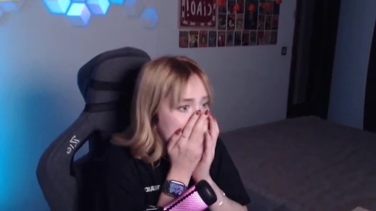 Depreme canlı yayında yakalandı! Panik anları kendi kamerasına yansıdı… Depreme canlı yayında yakalandı! Panik anları kendi kamerasına yansıdı…