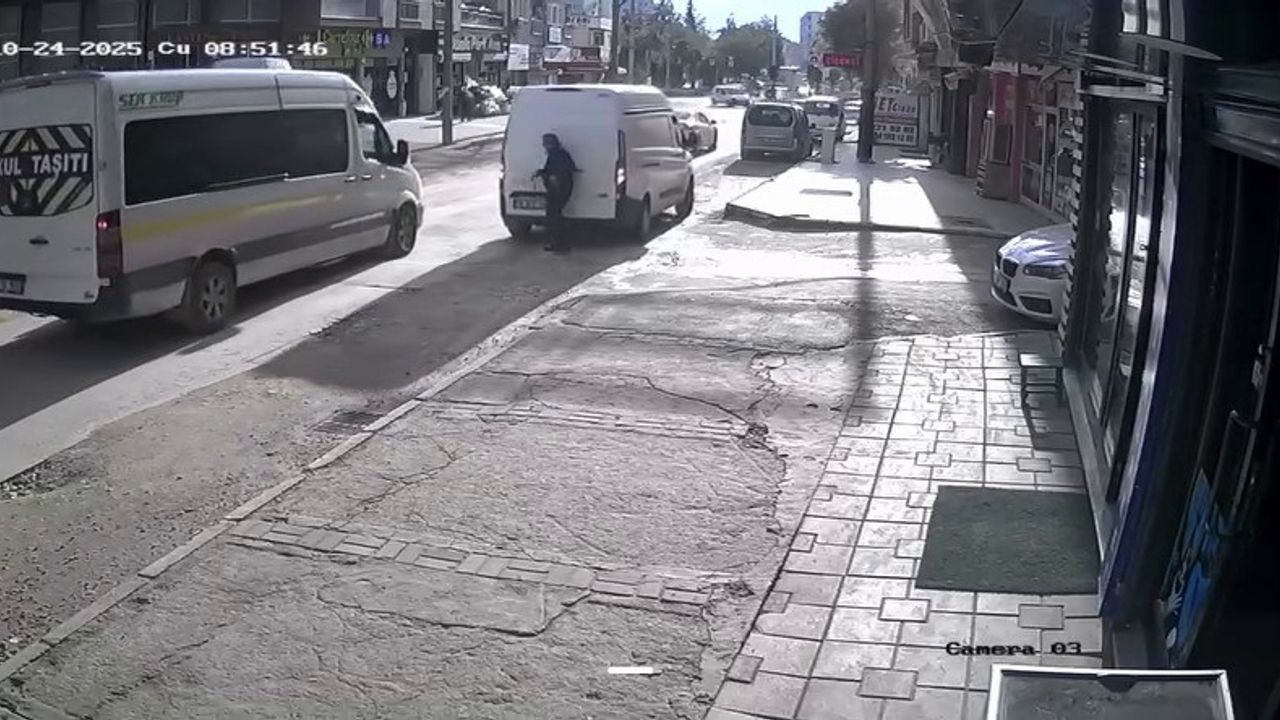 Geri manevra yaparken yayayı böyle yere serdi Geri manevra yaparken yayayı böyle yere serdi