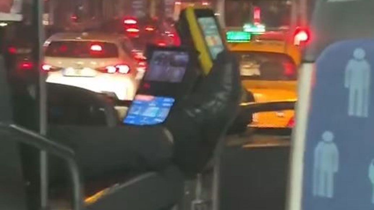 İETT şoföründen pes dedirten hareket! Ayaklarını uzatıp otobüs sürdü