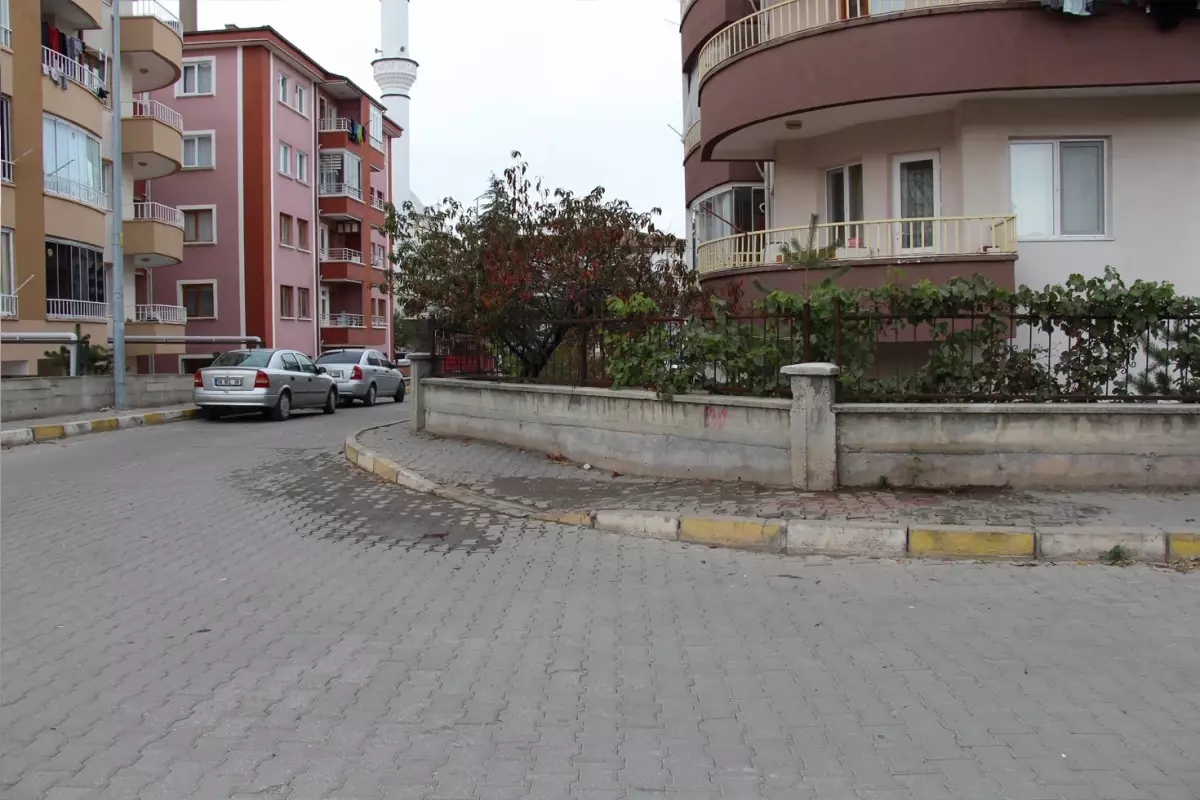 İşe gitmek için evden çıkan eski eşini bıçaklayarak katletti İşe gitmek için evden çıkan eski eşini bıçaklayarak katletti