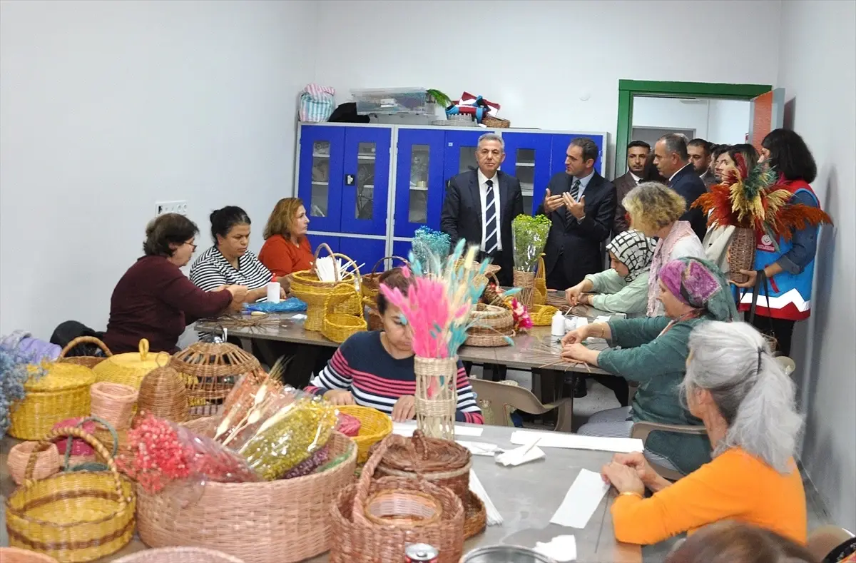 İzmir Valisi Süleyman Elban Bayındır’da Kadın ve Gençlik Merkezlerini Ziyaret Etti