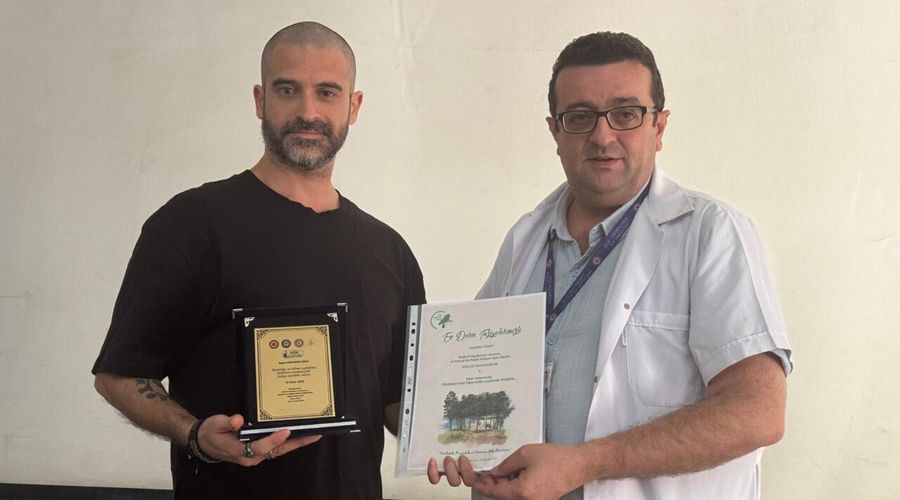 Kadavralarını tıp eğitimi için bağışlayan kişilerin ailelerine teşekkür plaketi