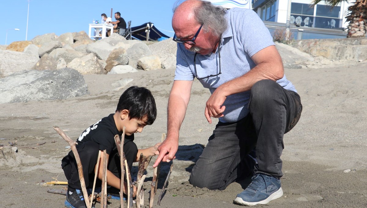 Deniz sahile sürüklüyor, o topluyor: Adeta bir sanat eserine dönüştürüyor Deniz sahile sürüklüyor, o topluyor: Adeta bir sanat eserine dönüştürüyor