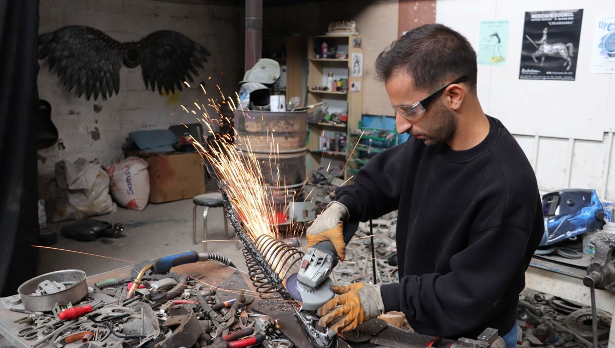 İlhamı aile mesleği balıkçılıktan aldı: Metal parçalarla sanat eseri üretiyor İlhamı aile mesleği balıkçılıktan aldı: Metal parçalarla sanat eseri üretiyor