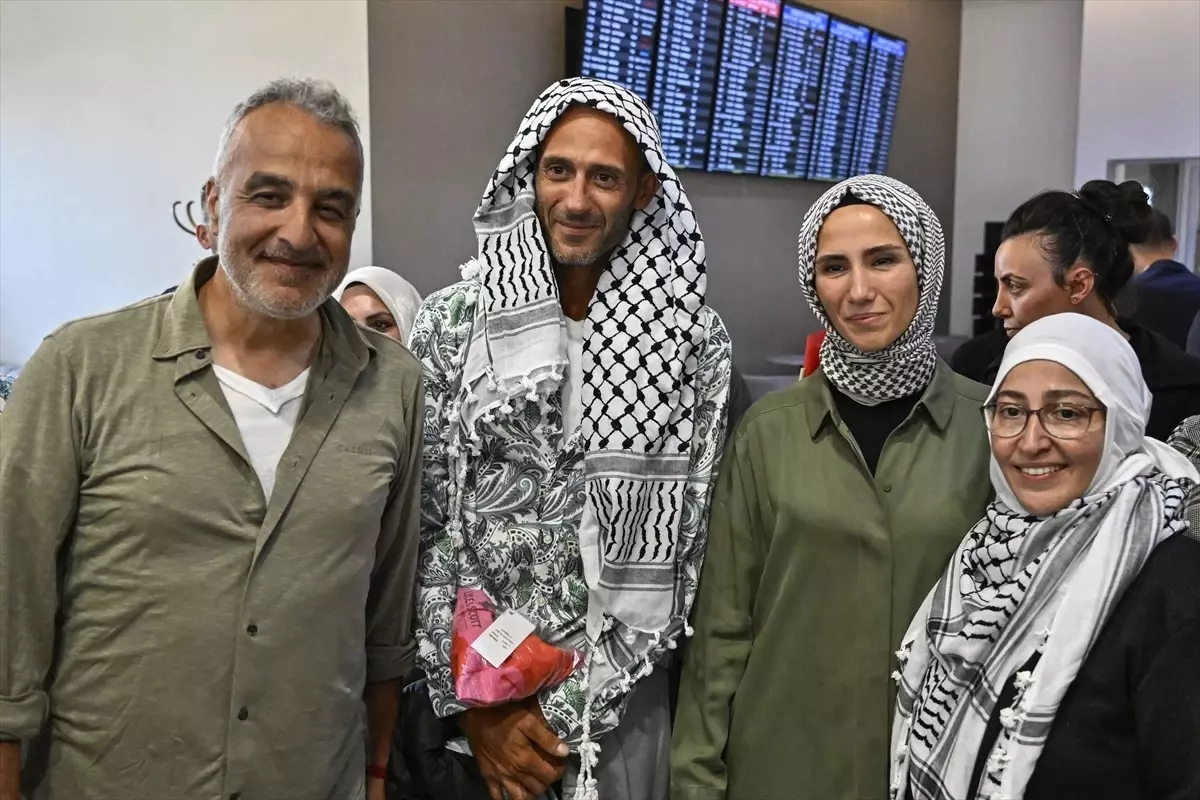 Sümeyye Erdoğan Bayraktar, Küresel Sumud Filosu Aktivistlerini Karşıladı Sümeyye Erdoğan Bayraktar, Küresel Sumud Filosu Aktivistlerini Karşıladı