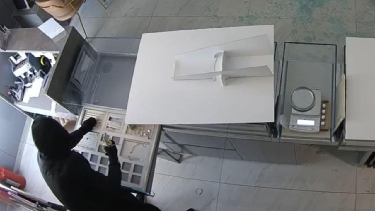 Film gibi soygun! 6 maskeli hırsız 4 dakikada kuyumcuyu boşalttı