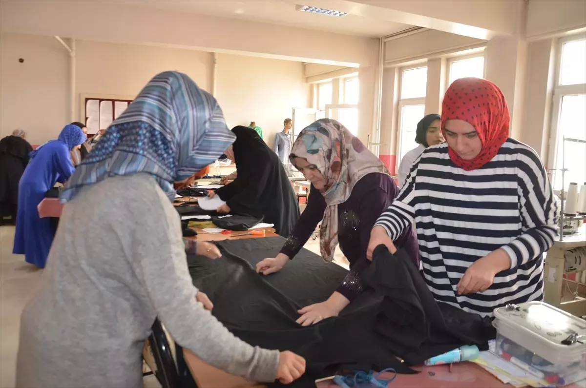 Muş’ta Kadınlar, ‘Çocuklar Üşümesin Projesi’ İçin Hırka Üretiyor Muş’ta Kadınlar, ‘Çocuklar Üşümesin Projesi’ İçin Hırka Üretiyor