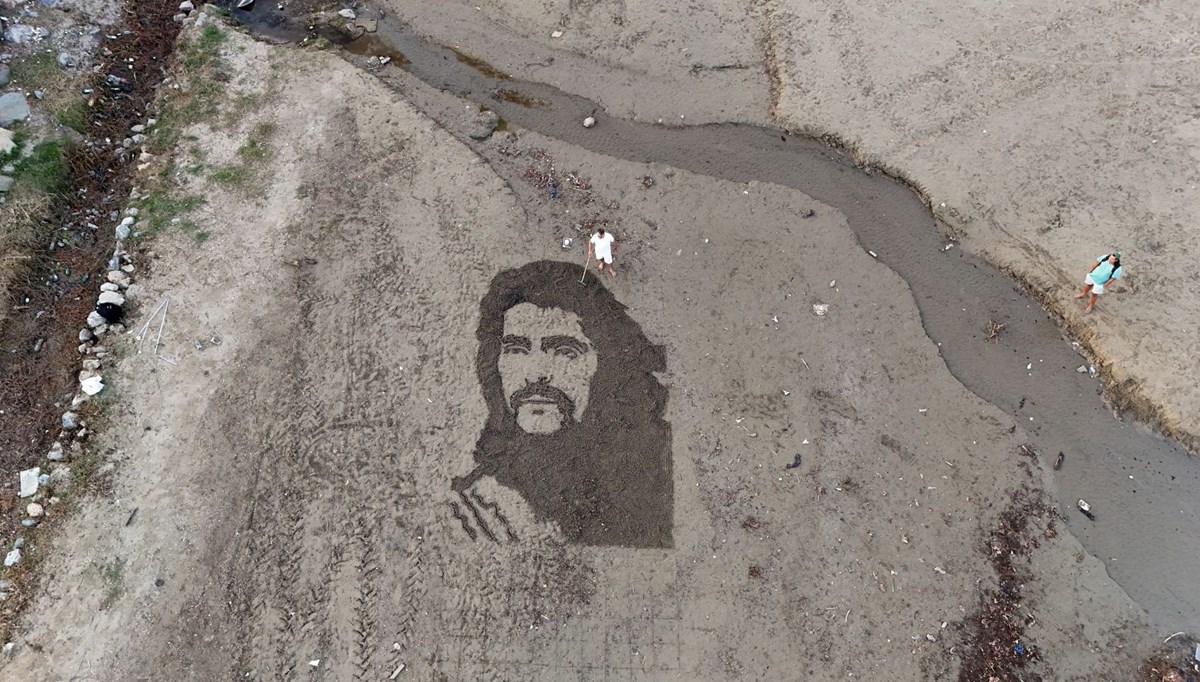 Barış Manço’nun resmini Alanya sahillerine işledi