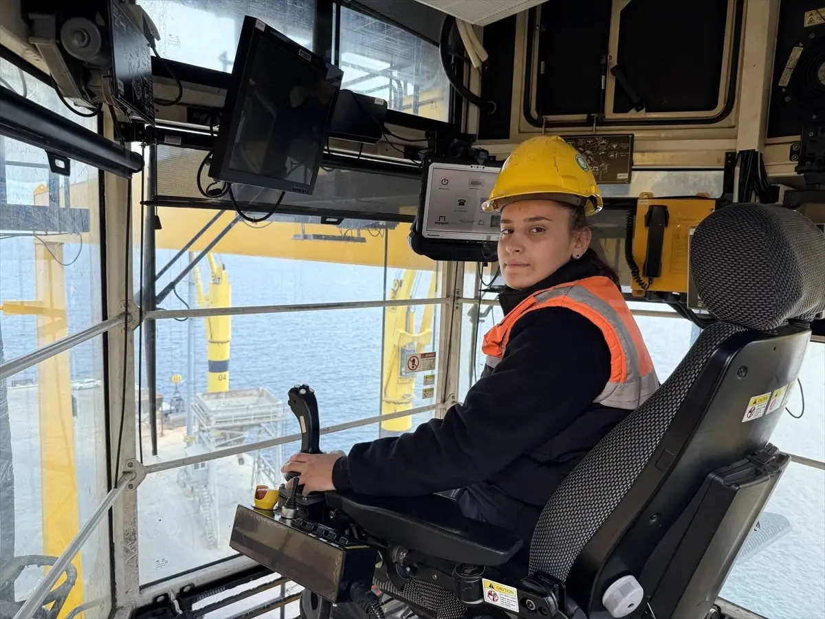 Genç Kadın Vinç Operatörü Şifa Çuhadar: ‘Kadınlar Zorlu İşlerin Altından Kalkar’ Genç Kadın Vinç Operatörü Şifa Çuhadar: ‘Kadınlar Zorlu İşlerin Altından Kalkar’