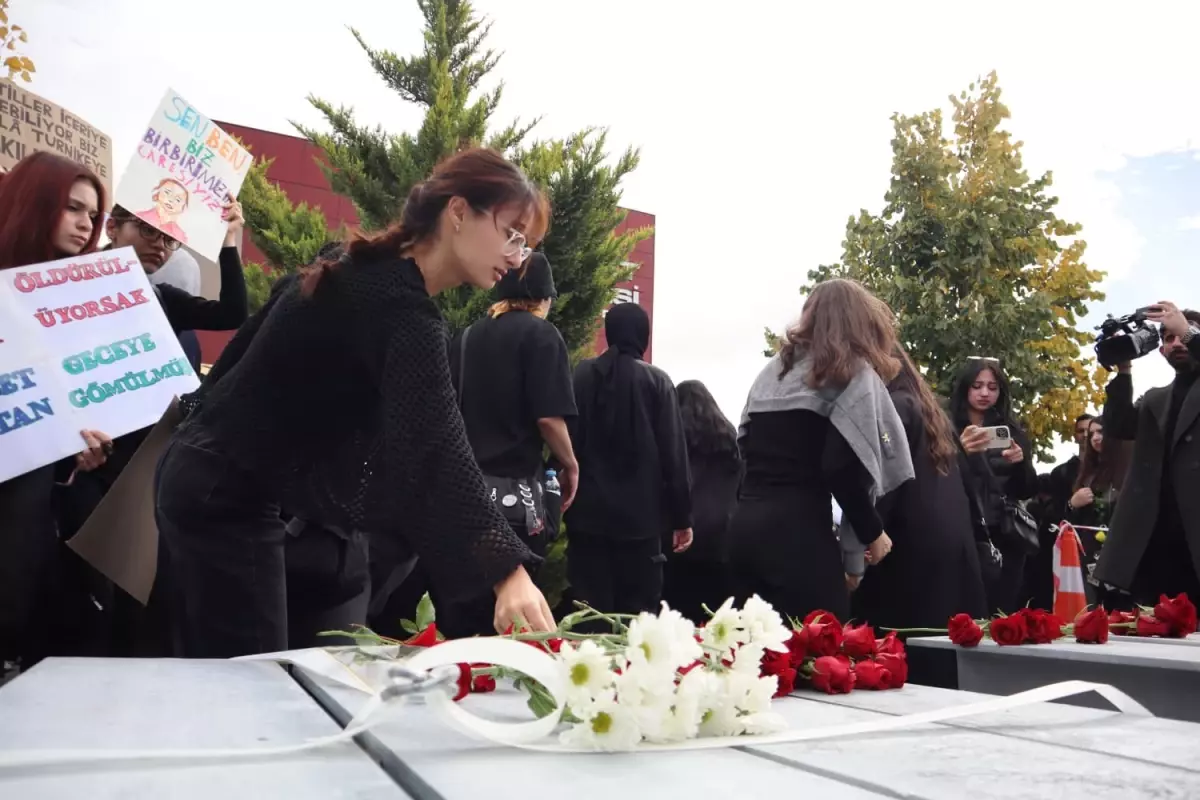 Öğrenciler Kadına Şiddete Karşı Yürüdü