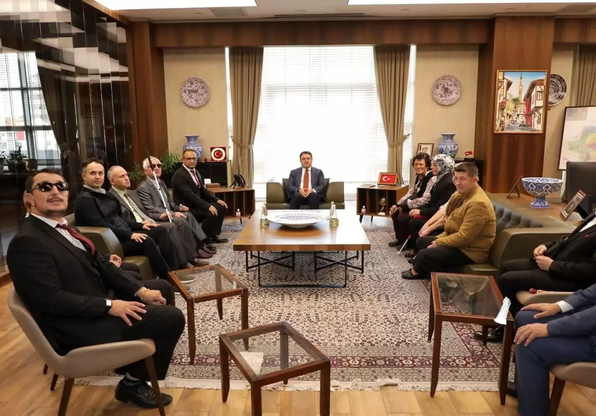 Kütahya Valisi, Dünya Beyaz Baston Görme Engelliler Günü’nde Görme Engelliler Derneği’ni Kabul Etti