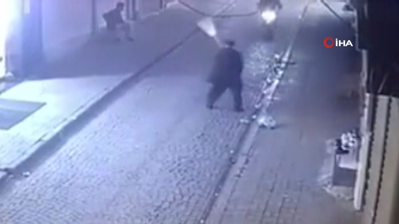 Yaşlı adama acımasız saldırı! Süpürgeyle motosiklete vurdu, feci şekilde darbedildi