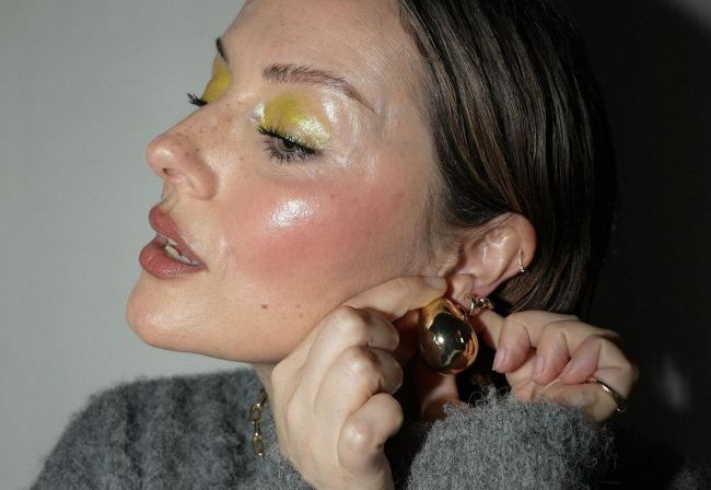 Temel Makyaj İpuçları: Parlak Göz Farı Nasıl Sürülür?