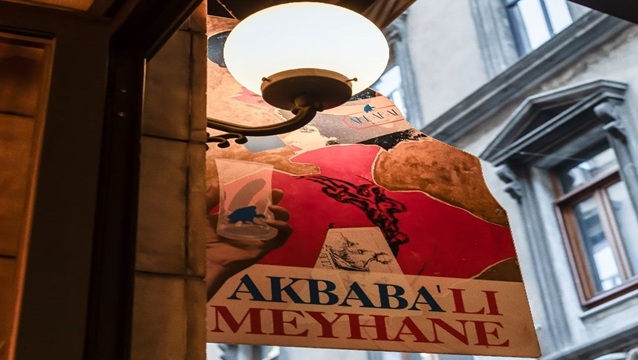 Zamanın Durduğu Sofralar: Akbabalı Meyhane Tünel’de Hayat Buluyor